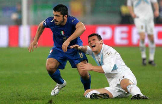 Lee McCulloch, Skottland fälls av  Gennaro Gattuso, Italien