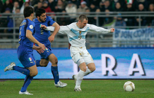 Kenny Miller, Skottland kämpar om bollen med Gennaro