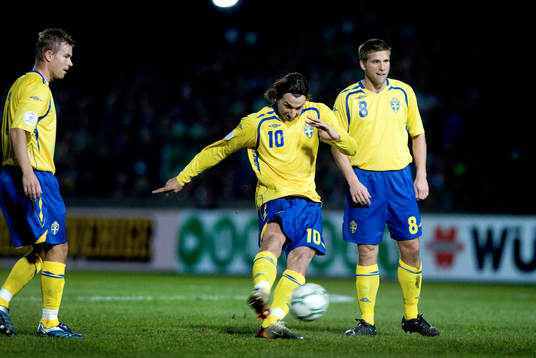 Zlatan Ibrahimovic lägger en frispark. Niclas