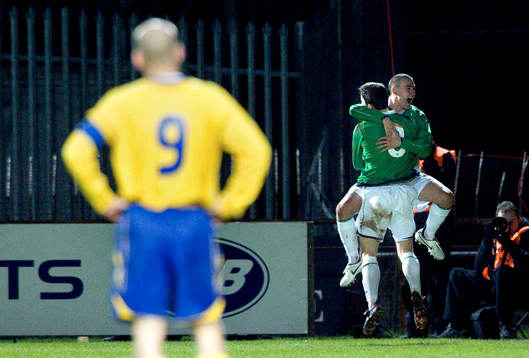 Damien Johnson och David Healy jublar tillsammans medan