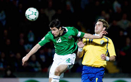 Aaron Hughes och Johan Elmander