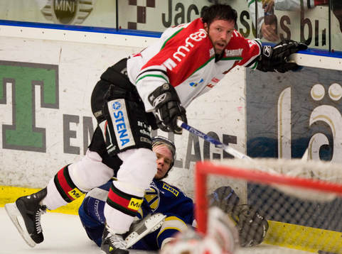 Hasse Jonsson pucklar på Andreas Jämtin