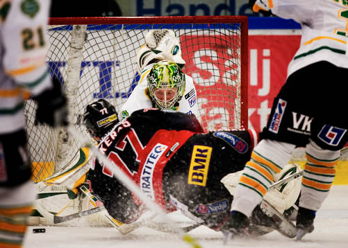 Lubomir Sekeras tacklas av Alexander Sundström framför