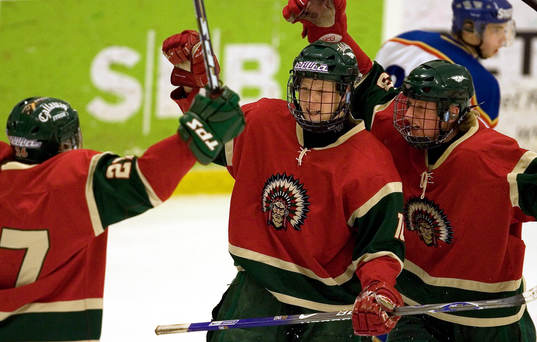 Lars Eller ( i mitten) gjorde båda Frölundas mål i