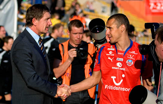 Stuart Baxter, tränare Helsingborg, tackar Henrik Larsson,