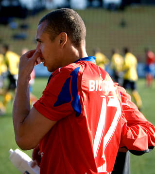 Henrik Larsson, Helsingborg, fick ett stenhårt skott på