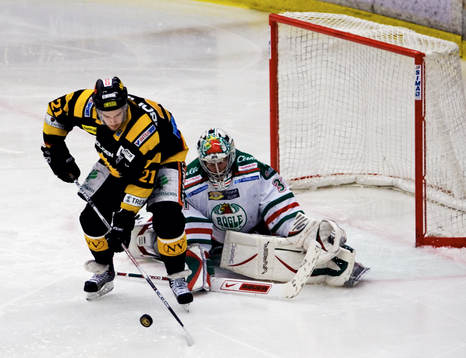 Målskytten Jimmie Eriksson helt ren med Andreas Andersson