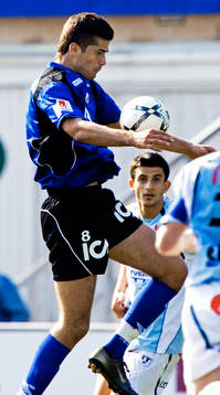Ajsel Kujovic tar ner bollen framför Safari