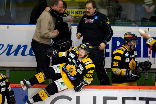 Per-Erik Johnsson, tränare, jubel i båset. Glädje,