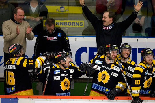 Per-Erik Johnsson, tränare, jubel i båset. Glädje,