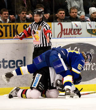 Andreas Jämtin hoppar på Zdenek Blatny