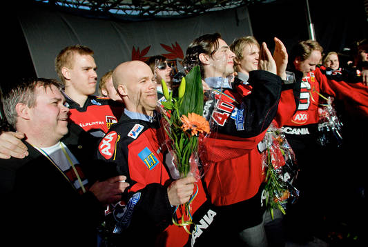 Södertälje tar emot jubel och gratulationer från fansen