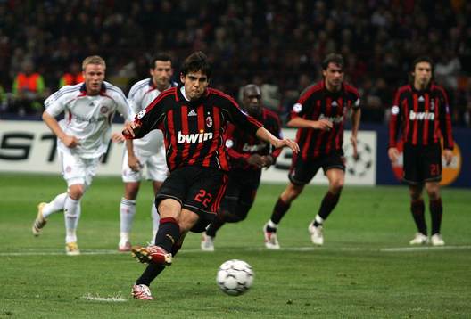 Kaka, Milan, gör Milans andra mål från straffpunkten