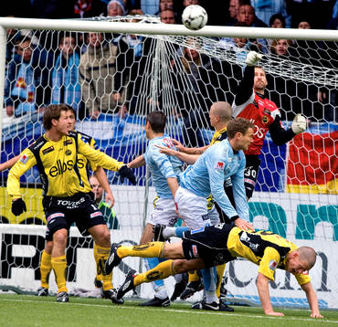 Johan Wiland, målvakt Elfsborg, boxar ut en boll