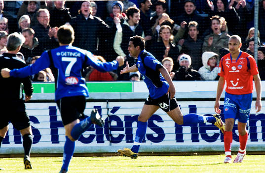 1-2, segerskytten Emra Tahirovic jublar, "Henke" Larsson