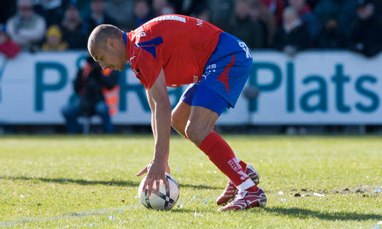 Henrik Larsson, Helsingborg, placerar bollen