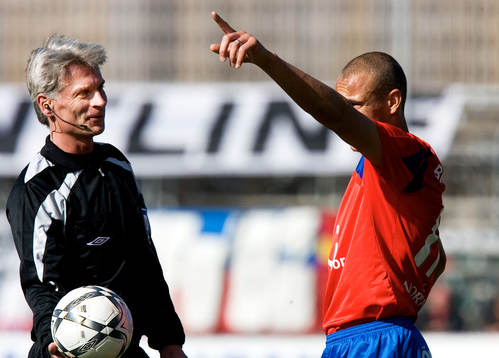 Peter Fröjdfeldt, domare, och "Henke" Larsson