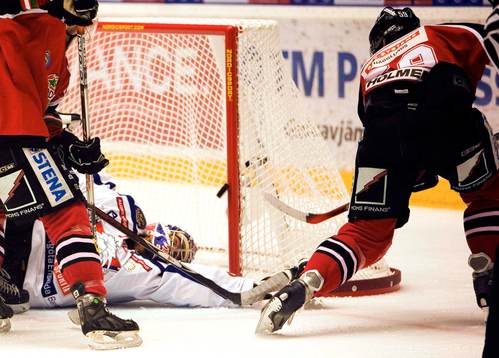 Robert Döme lägger in pucken bakom Stana Rastislav,
