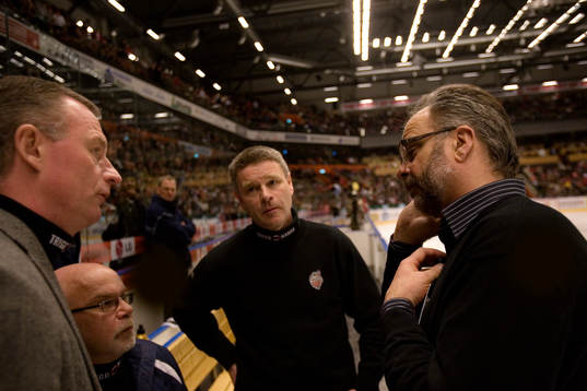 Problem med belysningen försenar matchen med en 40minuter