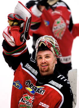 5-1 slutresultat. Mikael Zajkowski, målvakt tackar fansen