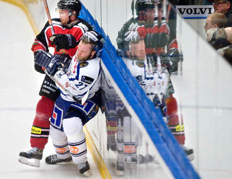 5-1 slutresultat. Sami Torkki och Pierre Hedin, tackling