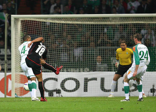 Moussa Dembele, Alkmaar, Naldo links, Torwart Tim Wiese,