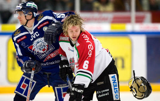 Mikael Håkansson drar hjälmen av Tobias Enström