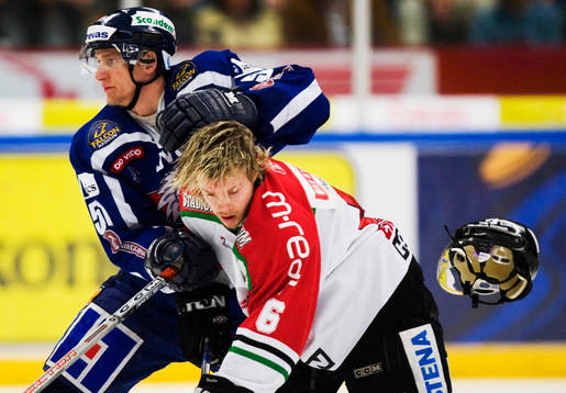 Mikael Håkansson drar hjälmen av Tobias Enström