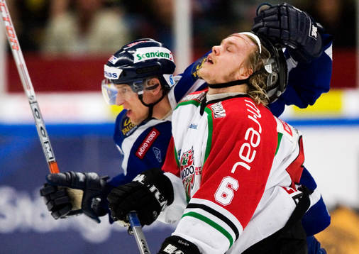 Mikael Håkansson drar hjälmen av Tobias Enström