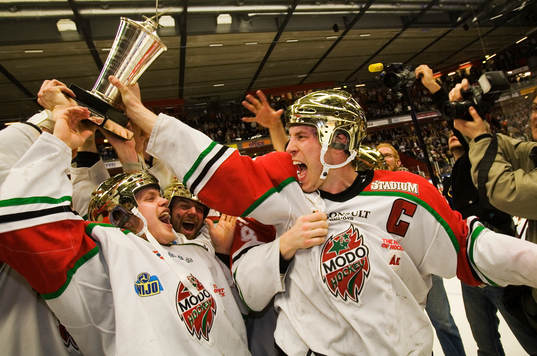 SM-guld till Modo, jubel. Per Svartvadet. Svenska Mästare