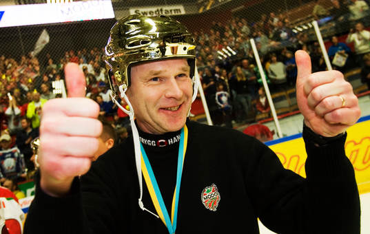 SM-guld till Modo, jubel. Harald Lückner, tränare.