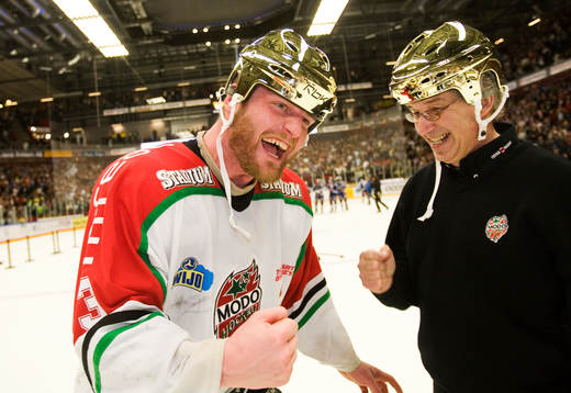 SM-guld till Modo, jubel. Mattias Timander och läkare