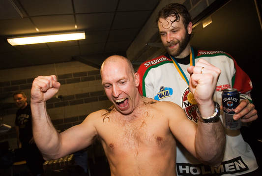 SM-guld till Modo, jubel. Fredrik Andersson rakas av Zdenek
