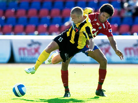 Fredrik Bild, Öster, stoppar Daniel Larsson, Häcken