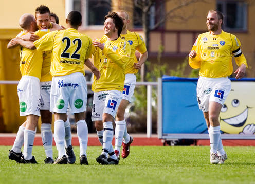 Björn Carlsson gör 1-0 för Falkenberg. Jubel