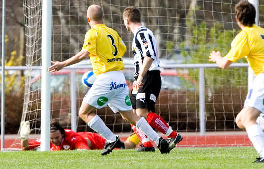 Björn Carlsson lägger in bollen i Peter Karlsson,