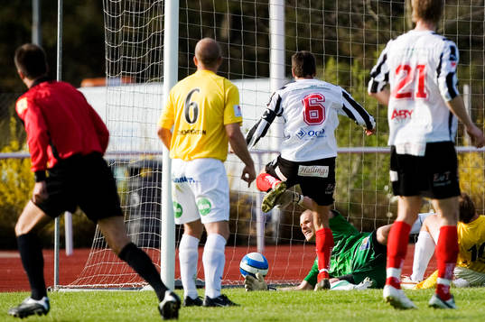 Mikael Cupan slår in Sylvias första superettanmål
