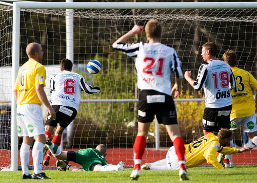 Mikael Cupan slår in Sylvias första superettanmål