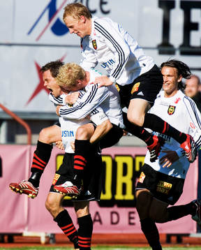 2-2, Jon Persson har svept in en frispark från långt