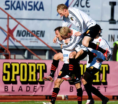 2-2, Jon Persson har svept in en frispark från långt