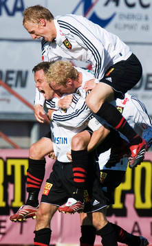 2-2, Jon Persson har svept in en frispark från långt