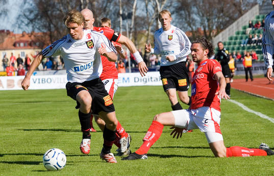 Tommy Lycén på väg igenom Kalmars försvar
