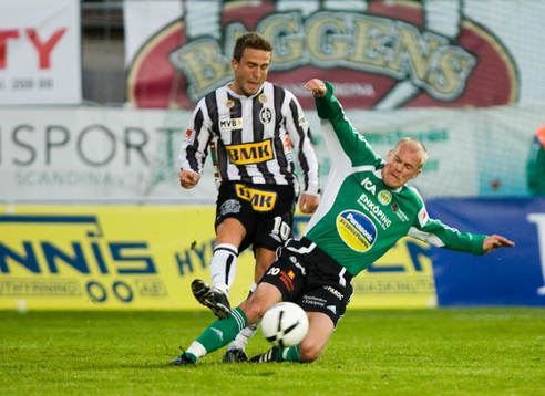 Lai Valentino och Aivar Anniste. gult kort, glidtackling,