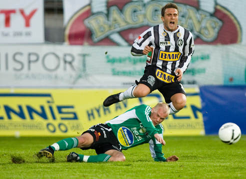 Lai Valentino och Aivar Anniste. gult kort, glidtackling,