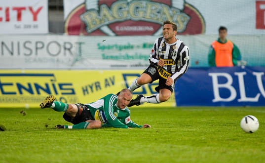 Lai Valentino och Aivar Anniste. gult kort, glidtackling,