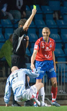 Henrik Larsson varnad