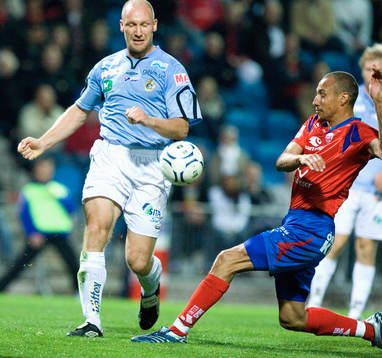 3-1, Henrik Larsson bryter Thomas Hedlunds bollbana och