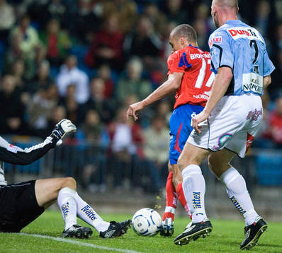 3-1, Henrik Larsson bryter Thomas Hedlunds bollbana och