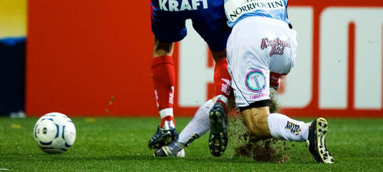 Glidtackling, tackling, gräs, torva, fällning