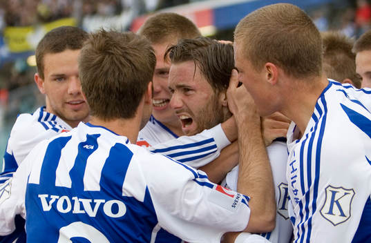 Jonatan Berg, Göteborg,  kramas om av lagkamraterna